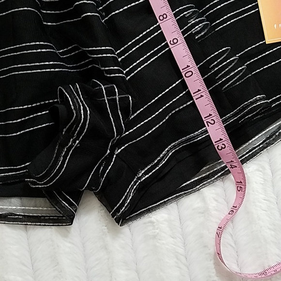 BCBGENERATION  Fancy black tulle shorts white threading accents  sz.6 - Picture 3 of 7